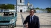 Ngoại trưởng Anh David Cameron trả lời các phóng viên bên ngoài Tu viện St. Michael, tại Kyiv, ngày 2/5/2024.