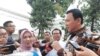 Basuki Tjahaja Purnama (Ahok), Komisaris Utama PT Pertamina (persero) (kanan), bersama Dirut PT Pertamina (persero) Nicke Widyawati (kiri) memberikan keterangan kepada media usai pertemuan dengan Presiden Jokowi di Istana Merdeka, Jakarta, 10 Desember 2019. (Foto: VOA/Ghita) 