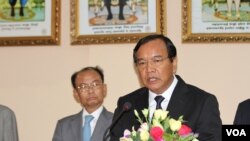 រូបឯកសារ៖ លោក ​ប្រាក់ សុខុន រដ្ឋមន្រ្តី​ថ្មី​នៃ​​​ក្រសួង​ការបរទេសនិង​សហប្រតិបត្តិការ​អន្តរជាតិ​កម្ពុជា​ថ្លែង​​ទៅកាន់​អ្នក​សារព័ត៌មាន​នៅ​ក្នុង​ជំនួបទ្វេភាគី​​ជាមួយ​រដ្ឋមន្រ្តីក្រសួង​ការបរទេស​នៃ​សាធារណៈ​រដ្ឋ​ប្រជាមានិត​ចិនលោក ​វ៉ាង យី (ួWang Yi) នៅថ្ងៃ​សុក្រទី២២ ​ខែ​មេសា​ ឆ្នាំ​២០១៦ នៅរាជធានី​ភ្នំពេញ។ (ឡេង ឡែន/VOA )