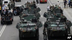 2016年1月14日印尼军人乘装甲车在14日发生爆炸的地点附近巡逻。
