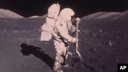 Astronauti Harrison H. Schmitt duke mbledhur mostra në Hënë (13 dhjetor 1972)
