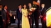 Tổng thống Obama nhận hoa khi bước xuống máy bay tại sân bay Nội Bài ở Hà Nội, tối ngày 22/5/2016.