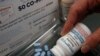 El farmacéutico Clint Hopkins muestra el medicamento para la prevención del VIH Descovy, en la farmacia de Pucci en Sacramento, California, el lunes 7 de octubre de 2019. 