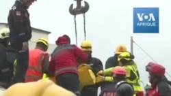 Albanie: les équipes de secours sortent un corps des débris