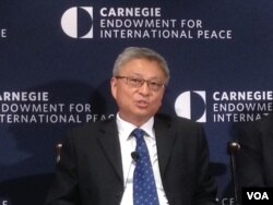 清华大学国际关系学院教授阎学通在卡内基和平基金会主办的研讨会上 (2010年11月11日，美国之音钟辰芳拍摄)