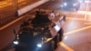 中国军队进行例行轮换的军车2019年8月29日行驶在香港的道路上。