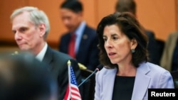 Menteri Perdagangan AS Gina Raimondo saat hadir dalam pertemuan bilateral dalam kunjungan resmi ke Bangkok, Thailand, pada 14 Maret 2024. (Foto: Reuters/Chalinee Thirasupa)