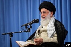 İranda de-fakto hakimiyyət Ayətulla Əli Xameneyinin və onun hakimiyyətinin bünövrəsi sayılan İslam İnqilabı Qvardiyasının rəhbərliyinin əlində cəmləşib.