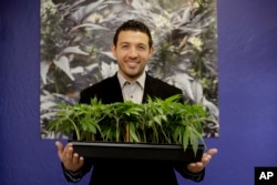 Khalil Moutawakkil, cofundador y CEO de KindPeoples, posa para un retrato con algunas plantas de marihuana en su dispensario en Santa Cruz, California. 29 de diciembre de 2017.