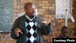 Fusi Mofokeng speaks to students shortly after his release from prison for a crime he says he did not commit. (Wits Justice Project)