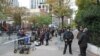 La policía de Nueva York resguarda el sitio donde un hombre subió a una ciclovía con una camioneta alquilada y arrolló a peatones y ciclistas durante un recorrido de casi un kilómetro, dejando un saldo de 8 muertos y casi una docena de heridos el martes 31 de octubre de 2017.