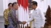 Presiden Joko Widodo berjabat tangan dengan Bos Hyundai Motor Group di Istana Negara, Jakarta, Kamis (25/7) (Foto: Biro Setpres).