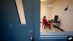 El Servicio de Inmigración y Control de Aduanas admitió que agentes suyos en un centro de detención en Luisiana usaron gas pimienta para sofocar una revuelta de migrantes que protestaban su extenso período de detención. Foto AP.