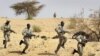 Dakarun mali suna atisaye a karkashin horon dakarun Amurka a Timbuktu a ranar 18 ga watan Maris din shekarar 2004, file photo. Malian soldiers 