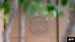 Logo Dana Moneter Internasional (IMF) terpampang di luar kantor pusatnya di Washington DC, AS. (Foto: AFP)