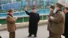 Lãnh tụ Bắc Triều Tiên Kim Jong Un đưa ra các hướng dẫn khi đến thăm công trường xây dựng ở Bình Nhưỡng. Các tổ chức nhân quyền và LHQ muốn đưa các giới chức Bắc Triều Tiên, kể cả ông Kim Jong Un ra xét xử trước Tòa Hình sự Quốc tế về tội ác chống nhân loại.