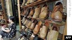 Một chiếc thuyền chở vật phẩm cứu trợ giữa lúc mây mùa mưa vần vũ chung quanh làng bị lụt Gagalmari, tại bang Assam, ngày 2 tháng 7 năm 2012