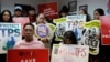 Salvadoreños asisten a una conferencia de prensa en la Coalición de Inmigración de Nueva York, luego de que la administración Trump anunció el fin del Estatus de Protección Temporal para los ciudadanos de El Salvador.