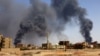 Asap mengepul di atas bangunan setelah pengeboman udara di Khartoum Utara. (Foto: Reuters)