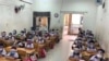 Học sinh đeo tấm chắn giọt bắn ở trường Nhị Đồng, tỉnh Bình Dương, 4/5/2020. Hình minh hoạ.