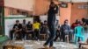 Des artistes de rap se réunissent pour une réunion afin de discuter de la manière de s'impliquer dans la politique à Kinshasa, en République démocratique du Congo. (C. Oduah/VOA)