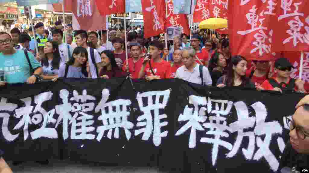 香港社民连等多个政党和团体，周日下午发起从湾仔至中环终审法院的大游行，声援被上诉庭加刑重判的闯立法会案13位抗争者及闯公民广场案双学三子