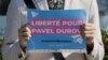 Una manifestante muestra un cartel que pide la libertad para Pavel Durov, fundador y director ejecutivo de la aplicación de mensajería Telegram, cerca de la embajada de Francia en Moscú, Rusia, el 25 de agosto de 2024.