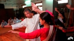 ফাইল- ভারতীয় ধ্রুপদী কত্থক নৃত্যের গুরু বিরজু মহারাজ নতুন দিল্লিতে তাঁর স্টুডিওতে ছাত্রদের নাচের অনুশীলন করাচ্ছেন৷ বিরজু মহারাজ ধ্রুপদী ভারতীয় নৃত্যের কিংবদন্তি সোমবার ১৭ জানুয়ারী ভোরে মারা যান। (ছবি-এওই/জন মুর)