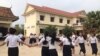 សិស្ស​ស្រី​ចូល​រួម​កម្មវិធី​ពលកម្ម​នៅ​វិទ្យាល័យ​អង្គរ​ ដែល​មាន​ចម្ងាយ​ប្រមាណ​២​គីឡូម៉ែត្រ​ពី​កណ្តាល​ក្រុង​សៀមរាប​កាល​ពី​ថ្ងៃ​សៅរ៍​ទី​២១ ខែ​មីនា ឆ្នាំ​២០១៥។ (ផន បុប្ផា/VOA)