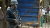 Un policier camerounais dans Bamenda, ville du Nord-Ouest anglophone du Cameroun.