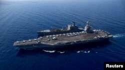 Kapal induk terbesar di dunia USS Gerald R. Ford berlayar bersama USNS Laramie (T-AO-203) saat mengisi bahan bakar di laut di Laut Mediterania bagian timur. (Foto: via Reuters)