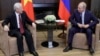 Tổng Bí thư Đảng Cộng sản Việt Nam Nguyễn Phú Trọng (trái) gặp Tổng thống Nga Vladimir Putin tại dinh thự Bocharov Ruchei ở khu nghỉ dưỡng Biển Đen ở Sochi, Nga, vào ngày 6/9/2018. Reuters cho biết Việt Nam đã nhiều lần mời ông Putin đến thăm trong những tháng gần đây.