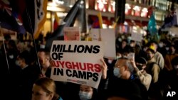 资料照片：支持藏人、维吾尔人和香港人权益的示威者沿着英国伦敦摄政街向中国驻伦敦大使馆游行，参与反对中国共产党的抗议活动。（2021年10月1日）