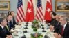 Menteri Luar Negeri AS Antony Blinken (kiri) mengikuti pertemuan dengan Menteri Luar Negeri Turki Hakan Fidan (kanan) di Ruang Thomas Jefferson Departemen Luar Negeri di Washington, DC, pada 8 Maret 2024. (Foto: AFP)