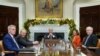 Presiden AS Joe Biden bertemu dengan para pemimpin kongres termasuk pemimpin Partai Republik Kevin McCarthy, Pemimpin Mayoritas Senat Chuck Schumer, dan pemimpin Senat Republik Mitch McConnell di Gedung Putih di Washington, AS, 29 November 2022. (Foto: REUTERS/Kevin Lamarque)
