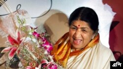 মুম্বাইতে এক অনুষ্ঠানে কিংবদন্তি সঙ্গীতশিল্পী লতা মঙ্গেশকর। (ফাইল ছবি- এপি) 