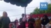 Scène de flagellation devant une foule enthousiaste en Indonésie