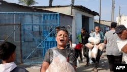 Filistinliler Birleşmiş Milletler'e ait yardım depolarının kapılarını kırarak malzemeler aldı