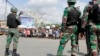 Tentara Indonesia siaga dalam aksi protes di Timika, provinsi Papua hari Rabu (21/8). 