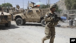 Un soldado estadounidense de patrulla en un sitio recién atacado por talibanes afganos en Kandahar.