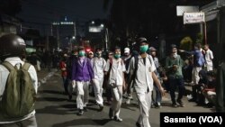 Banyak pelajar Sekolah Menengah yang berusia di bawah 18 tahun ikut dalam aksi demonstrasi di sekitar Gedung DPR, Jakarta (30/9). (Foto: VOA/Sasmito)