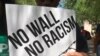 Manifestantes en Arizona protestan contra políticas de migración de Donald Trump, previo a su visita a Phoenix, Arizona.