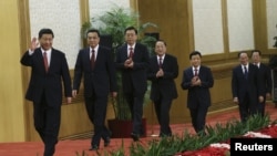 2012年11月中共新的政治局七常委集体亮相。走在最前面的是习近平，主管媒体宣传的刘云山是第五名
