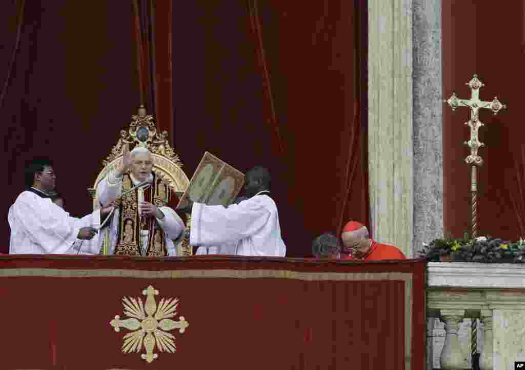 Pope Benedict delivers his "Urbi et Orbi" (to the City and to the World) speech from the central loggia of St. Peter's Basilica, at the Vatican, December 25, 2012.