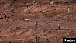El personal militar israelí busca víctimas de desplome de una presa de la compañía minera brasileña Vale SA, en Brumadinho, Brasil, el 30 de enero.
