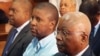 No meio Ndambi Guebuza, com o pai Armando Guebuza à sua esquerda. Ndambi é um dos arguidos. 