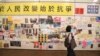 一名女子在香港地铁东涌站的连侬墙前拍照。（2019年8月24日）