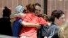 Mutane suna rarrashin junansu bayan harin da a kashe mutane 10 a makarantar Santa Fe a jihar Texas ta Amurka