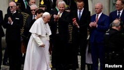 Paus Fransiskus tiba di Istana Sandor di Budapest, Hongaria, 28 April 2023. REUTERS/Marton Monus