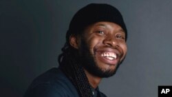 Penulis pertunjukan teater, Jeremy O. Harris, berpose di New York untuk mempromosikan pertunjukan teater Broadway berjudul "Slave Play", 17 September 2019. (Foto: Christopher Smith/Invision/AP)